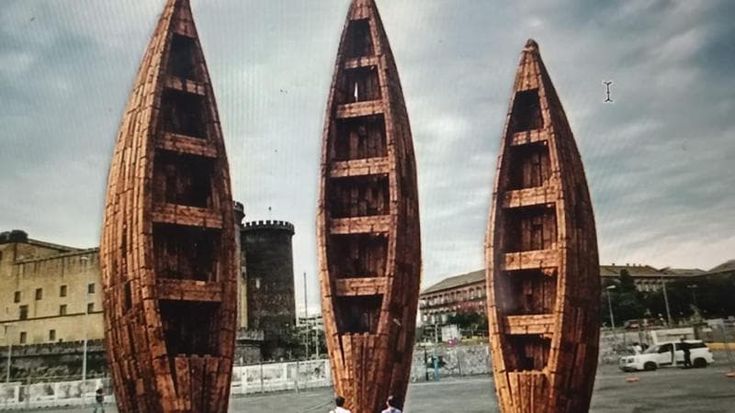 L’arte in Piazza Municipio: tre barche di migranti del ghanese Ibrahim Mahama