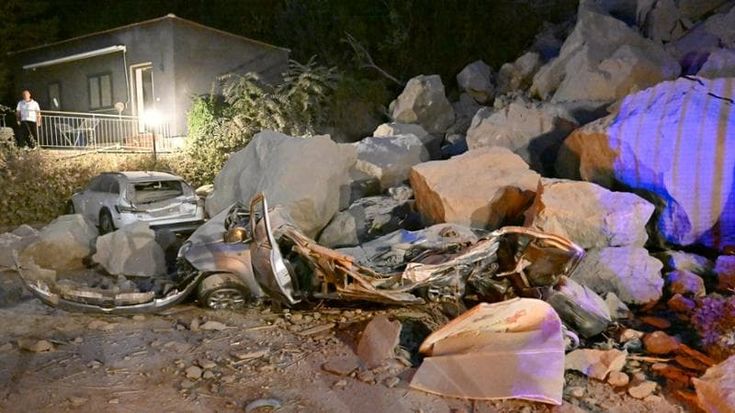 Terremoto a Pozzuoli, terrore per il crollo di un costone, tragedia sfiorata. Calcinacci e pietre anche in via  Pergolesi