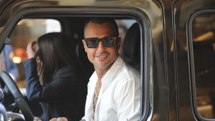 Fabrizio Corona alla guida di un Suv senza patente, ignora l’alt e fugge: bloccato e denunciato