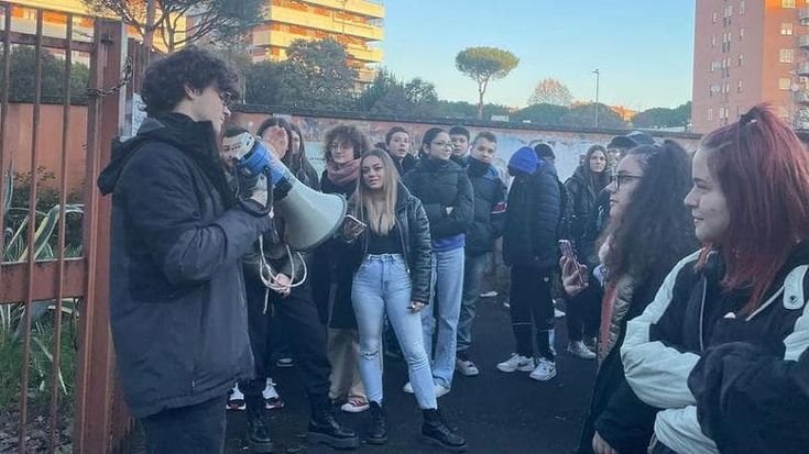 “Non funzionano i bagni da 4 giorni” e 500 studenti disertano la scuola in segno di protesta