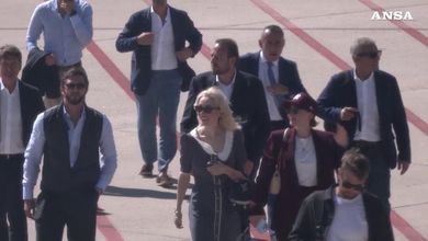 Ultima festa a Villa Certosa per ricordare Berlusconi: l'arrivo degli ospiti da Fascina a Dell'Utri