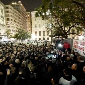 Tassisti, la protesta continua