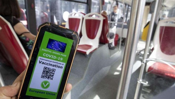 Green Pass su bus e treni, chi controllerà? Gli autisti toscani: “Non spetta a noi”