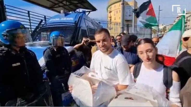 Sfogliatelle agli agenti e scudi abbassati, spunta la voglia di riconciliazione