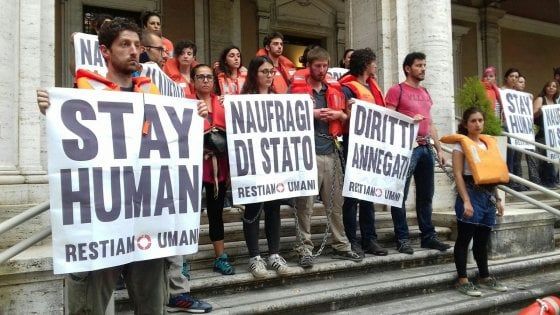 Migranti, i 67 della Diciotti verso  Trapani: ha deciso Toninelli. Salvini: 'No sbarco senza garanzie che finiscano in galera'