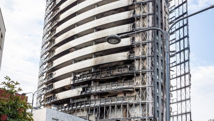 Incendio Milano, il mistero di via Antonini: al 15esimo piano sacchi di rifiuti sul terrazzo