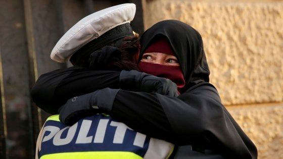 Prima donna multata in Danimarca per aver indossato il velo: denunciata da una passante