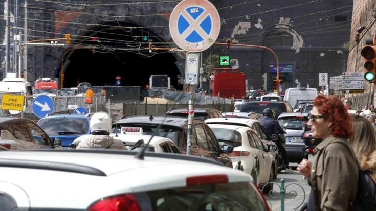 Cantieri, traffico in tilt: ingorghi e code in centro. E ora i lavori per il Giro