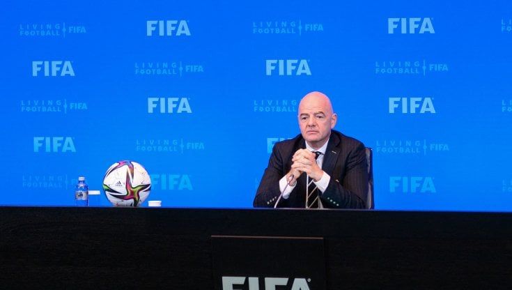 Ifab dà il via libera: cinque sostituzioni regola permanente  