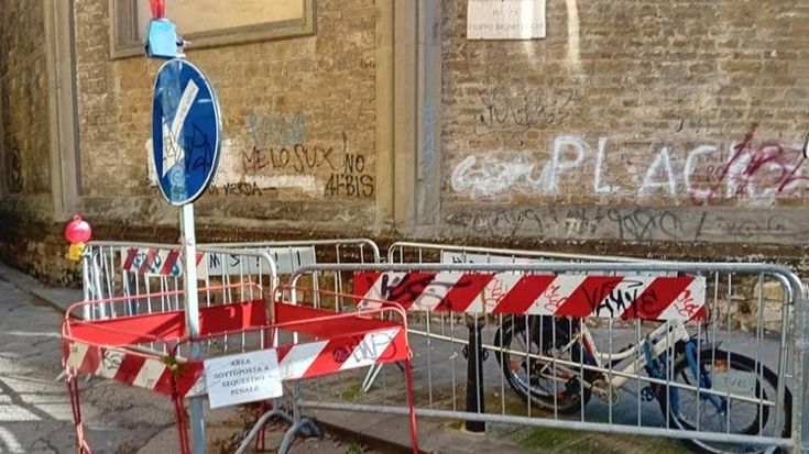 A quattro anni dalla morte di Niccolò le transenne e le buche sono ancora lì