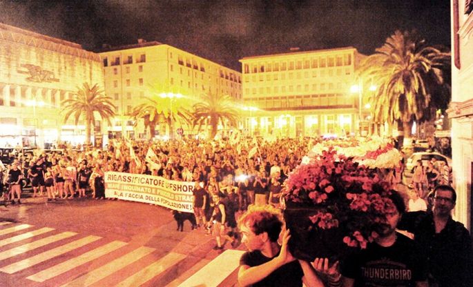 Livorno contro il rigassificatore, un funerale di protesta