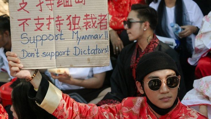 Myanmar, la lista nera delle 120 celebrità da arrestare: in prigione il modello-simbolo Paing Takhon 