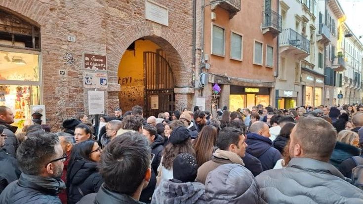 Verona, Giulietta e la tassa sugli innamorati: ressa davanti alla casa per il cortile a pagamento
