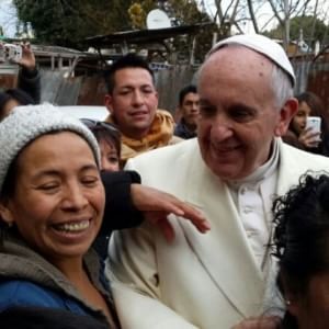Roma, Papa Francesco usa il navigatore per arrivare alla baraccopoli ma si perde