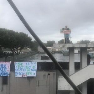 Melito,i  lavoratori di American Landry protestano sui tetti