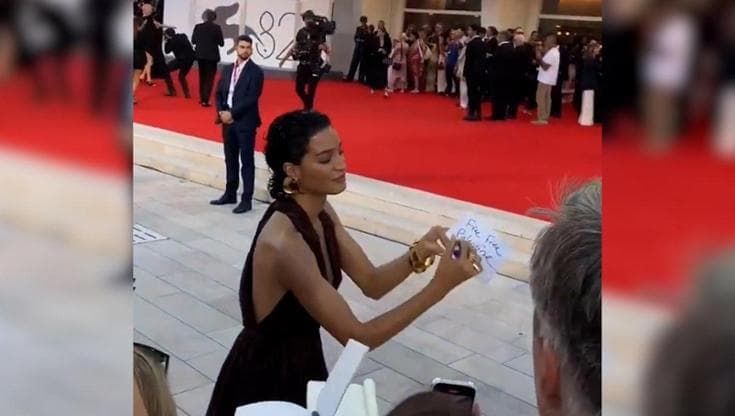 Venezia: Indya Moore e la scritta "Free Palestine" e "Stop al genocidio" sul red carpet