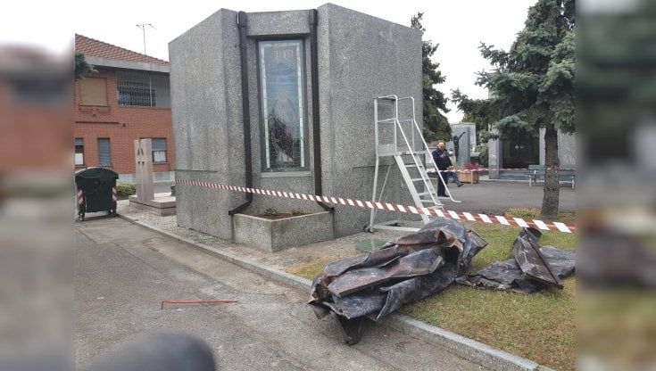 Colpo al cimitero: strappano il tetto in rame da una cappella di famiglia, messi in fuga dall'allarme