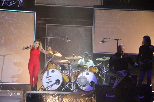 Emma, muscoli e ritmo in concerto