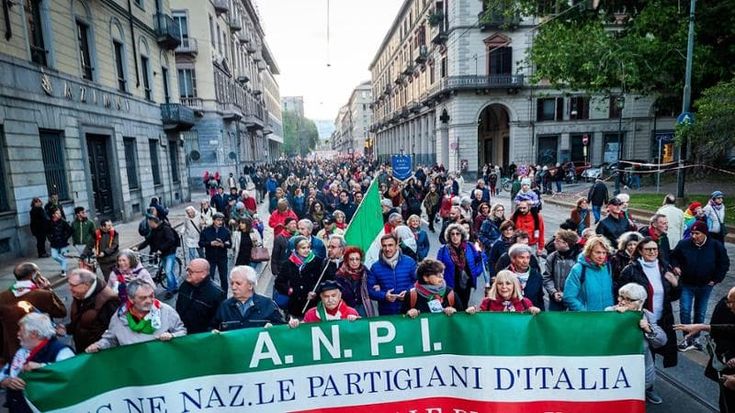 25 Aprile, per la prima volta la fiaccolata della Liberazione senza partigiani: “Quei ventenni di allora seppero cambiare il corso delle cose”