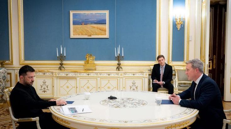 Zelensky riceve il piano Usa, pressing di Trump: “Accettalo”. Ma a Kiev è scontro politico