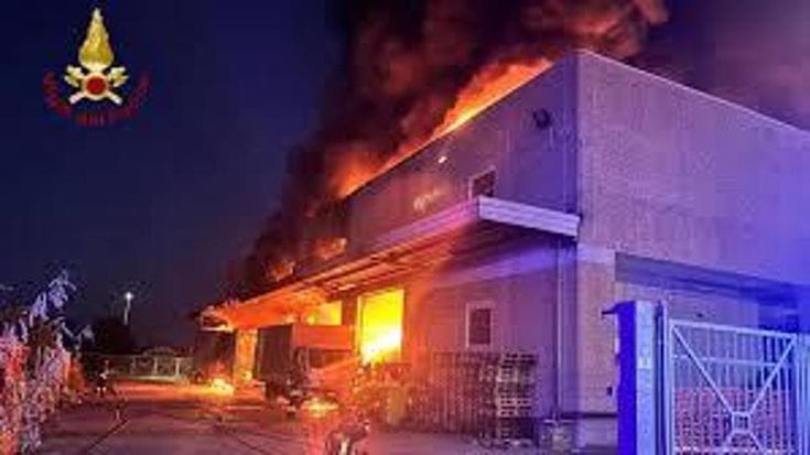 Attacchi incendiari a Prato e Campi Bisenzio, un’auto misteriosa sul luogo degli attentati