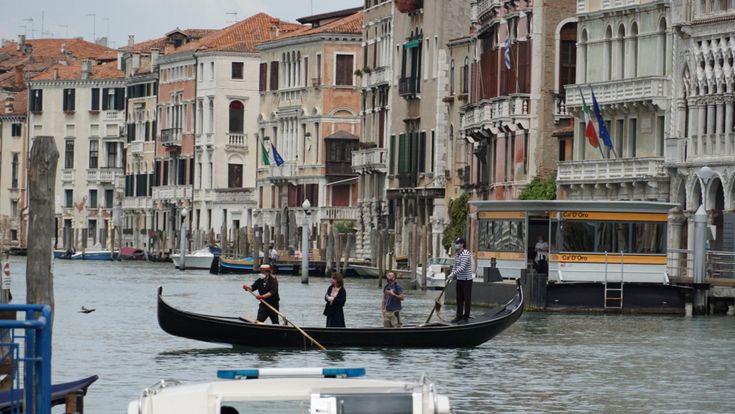 Venezia, l'allarme degli albergatori: "Hotel in vendita nel mirino di capitali criminali"