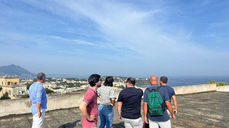 Procida, la visita di Schlein nell’ex carcere a Palazzo D’Avalos