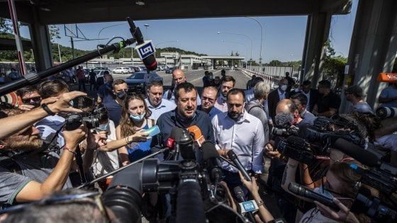 Roma, Salvini nel deposito Atac vicino campo rom: "Raggi faccia censimento e sgombero o lo farà il nuovo sindaco"
