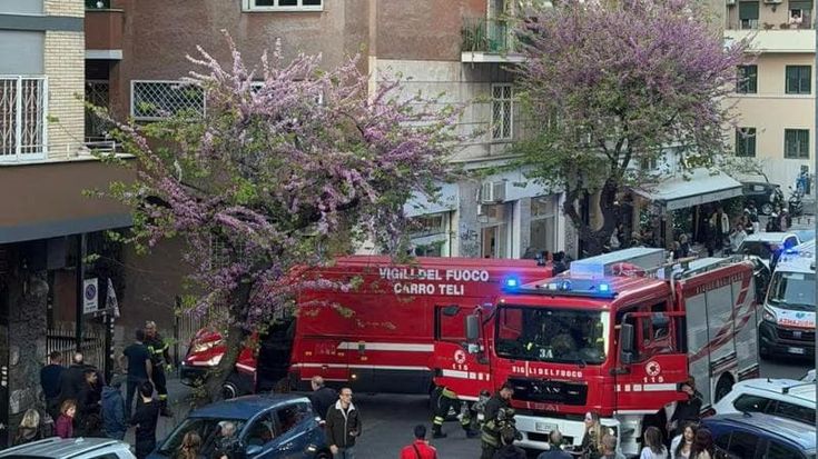 Garbatella, incendio in casa per una lavatrice difettosa: evacuato il palazzo