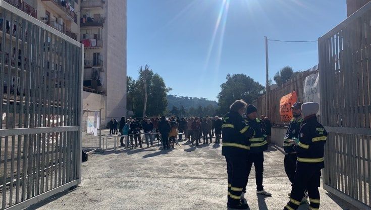 Napoli, cancelli aperti all'ex Italsider nell'area davanti alla pinetina