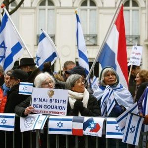 Medio Oriente, da Parigi appello per la soluzione dei due Stati. Netanyahu: "Allontana la pace"