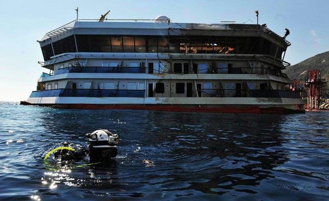 Concordia, il processo: "Schettino<br />salt&ograve; sul tetto della scialuppa"