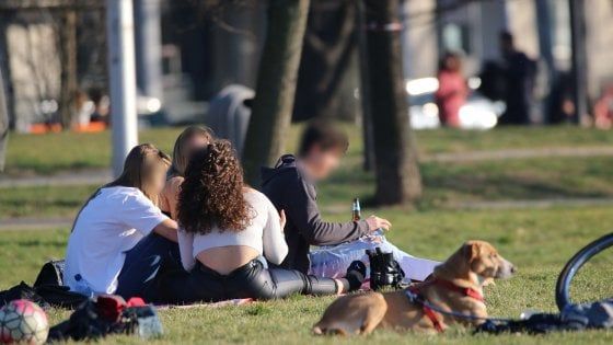 Coronavirus, a Torino ragazzi riuniti al parco come se l'emergenza non ci fosse