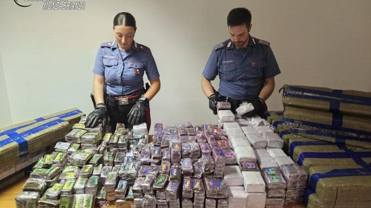 Nella casa in affitto per pochi giorni 275 chili di droga: arrestata coppia, lei è incinta di 6 mesi