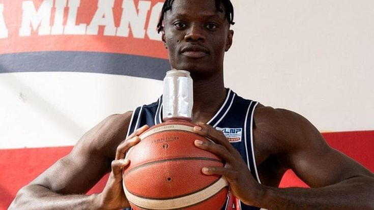 Insulti razzisti a Ursulo D'Almeida, cestista dell'Urania Basket: preso di mira per una pubblicità