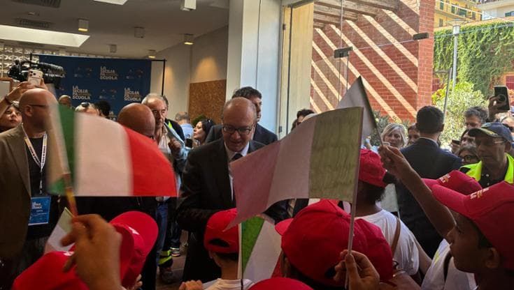 Valditara risponde agli studenti che protestano. “Mai così tanti soldi per la scuola siciliana”