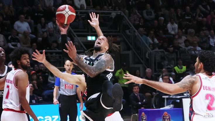 La Virtus batte Reggio all’ultimo respiro con le mani di Hackett