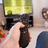Dal binge watching allo sneaking: come guardano la tv mamma e papà