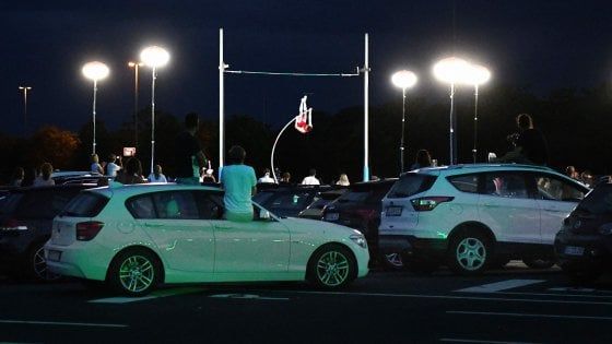 In Germania l'atletica riparte in un drive-in, salto con l'asta tra i clacson delle auto