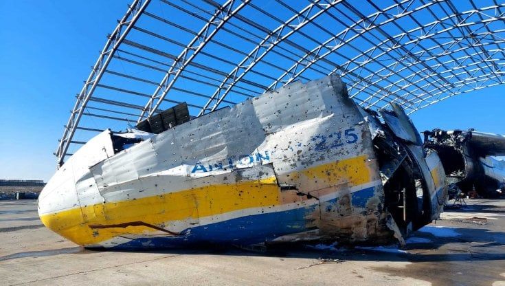 Ucraina, Hostomel un anno dopo. Cosa resta dell’aeroporto dove fallì il blitz di Putin per occupare Kiev