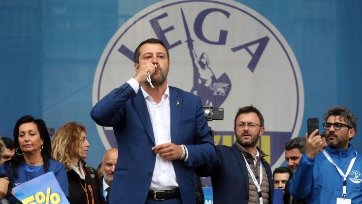 La Chiesa contro Salvini per l'uso dei simboli religiosi nelle piazze