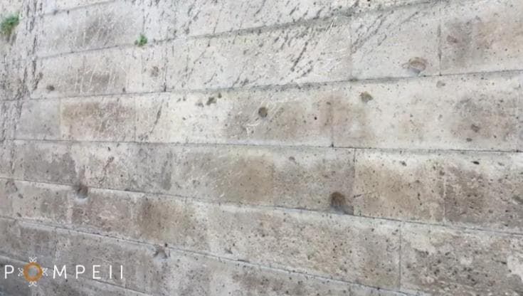 Pompei, sulle mura i segni di antichi proiettili del polybolos, l'“arma segreta” dei romani
