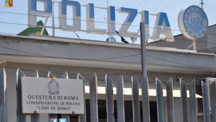 Furto da 47 mila euro in un negozio di vestiti, due arresti a Ostia. Ladro incastrato dalla ditata sulla vetrina