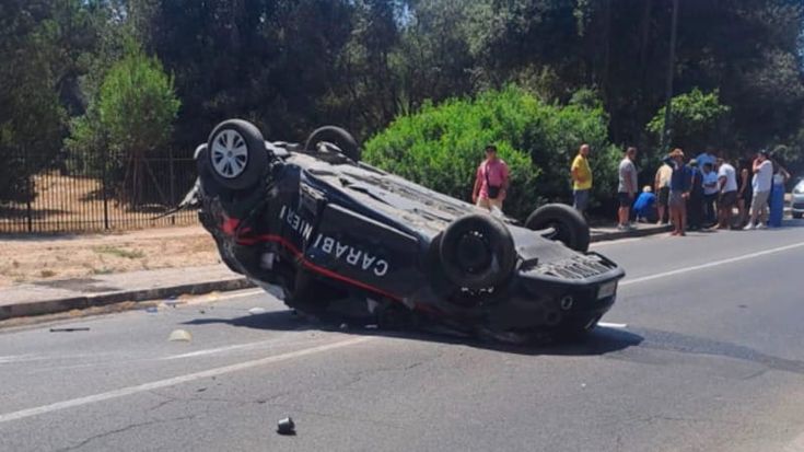 Violento schianto a Fregene, si ribalta l'auto dei carabinieri: due militari in codice rosso
