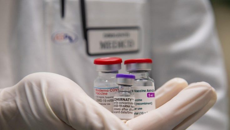 Vaccini, disastro Asl Napoli 3 Sud: indietro sui sessantenni e solo al 3 per cento sugli over 50