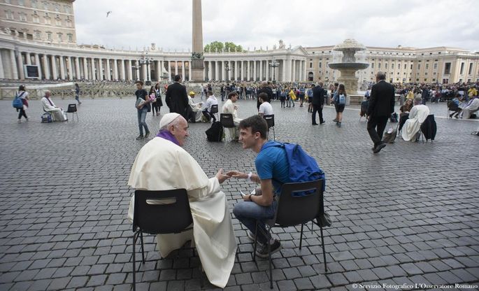 Giubileo dei ragazzi, papa Francesco confessa a sorpresa in piazza San Pietro