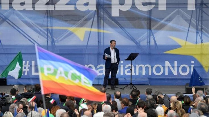 Manifestazione per l'Europa, Serra: “Grazie, siamo 50 mila veri”. Vecchioni: “Questa piazza è per i ragazzi”