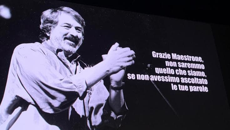 Omaggio a Guccini dalla piazza del cinema: “Non saremmo quello che siamo senza le tue parole”