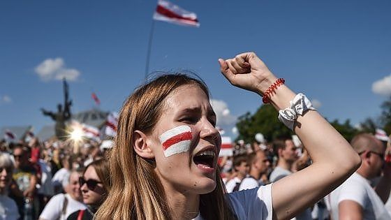 Bielorussia, folla oceanica per la "Marcia della libertà". Russia pronta a intervento militare se necessario