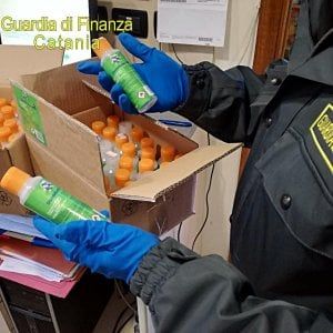 Catania, vendeva gel disinfettante senza autorizzazione: sequestrati 1500 flaconi